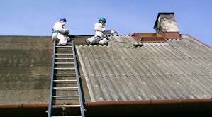 fachowcy usuwają azbest z dachu