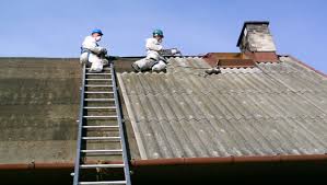fachowcy usuwają azbest z dachu